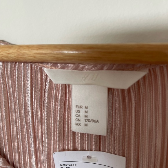 Sleeveless Pink Pleated Shift Dress - Picture 3 of 4